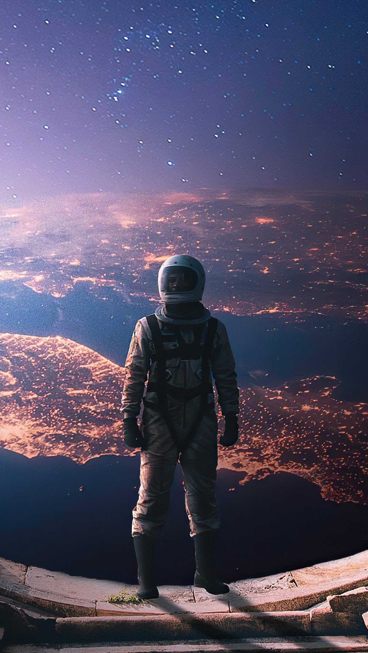 太空人 桌布 壁紙 — 一名太空人站在石崖上，凝視著一個發光行星上方佈滿城市燈光的星空夜空。