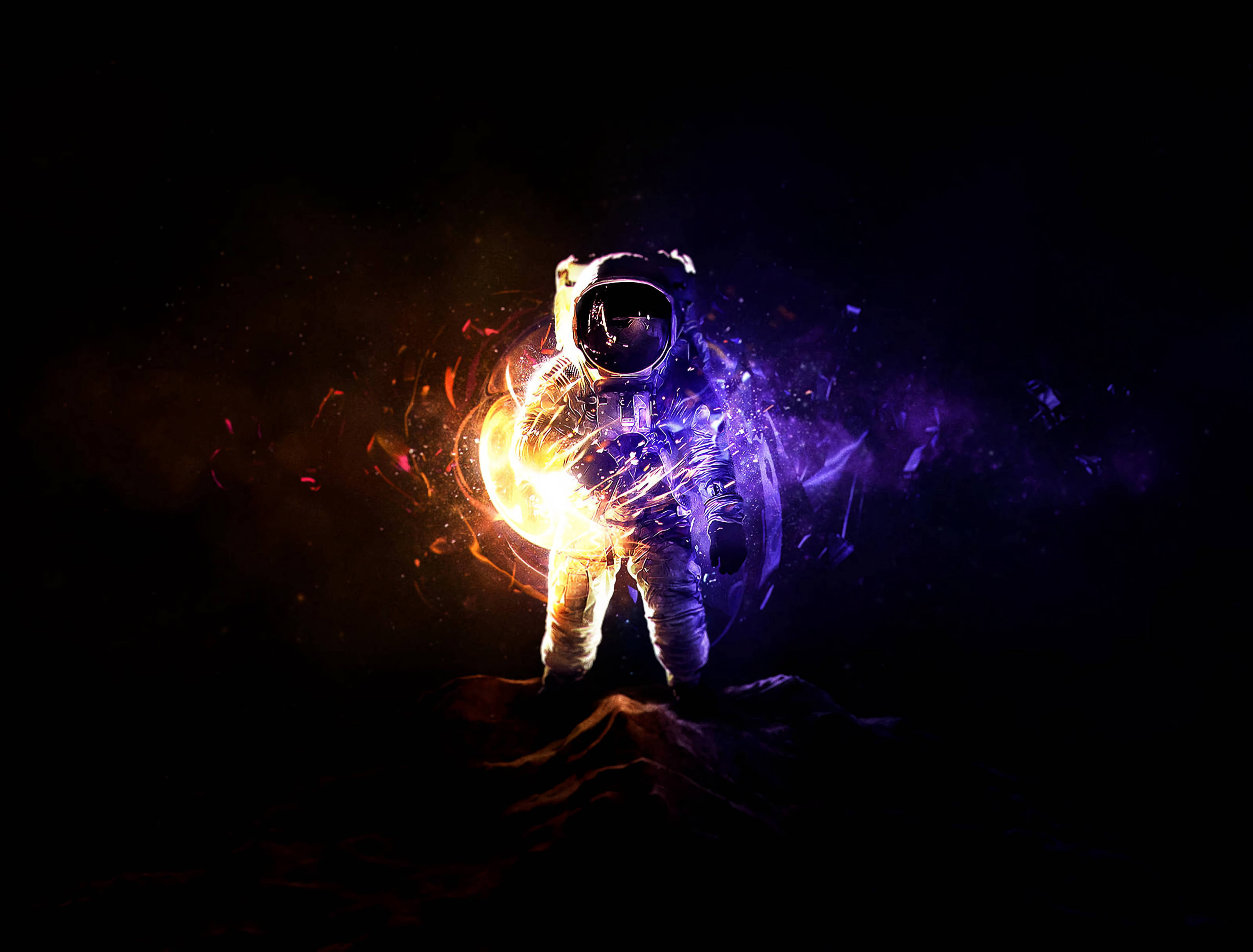 太空人 桌布 壁紙 — 一名太空人站在黑暗的外星行星上，手持發光球體，宇宙能量在他們周圍爆炸。