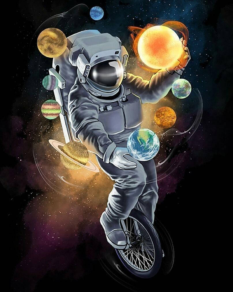 Cool Android 桌布 壁紙 — 一名太空人騎著獨輪車穿越太空，手持包括地球和太陽在內的行星，周圍環繞著色彩繽紛的宇宙球體。