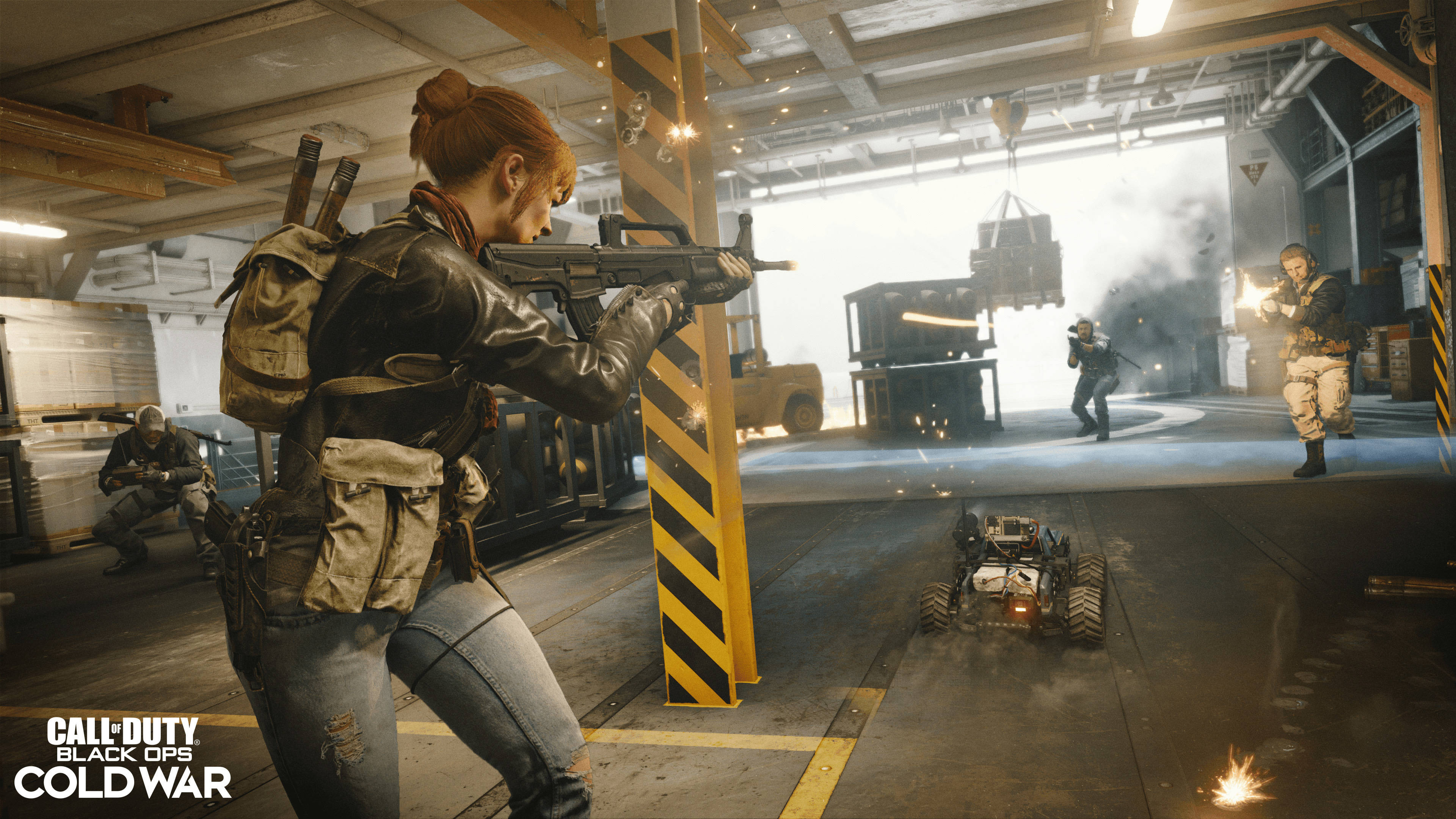 Cod 桌布 壁紙 — 一名女兵在倉庫內發射步槍，隊友們在機械車輛周圍的爆炸和煙霧中進行戰鬥。