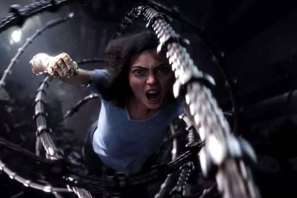Alita Battle Angel 桌布 壁紙 — 一名女子在黑暗的工業環境中被機械觸手纏繞，恐懼地尖叫。