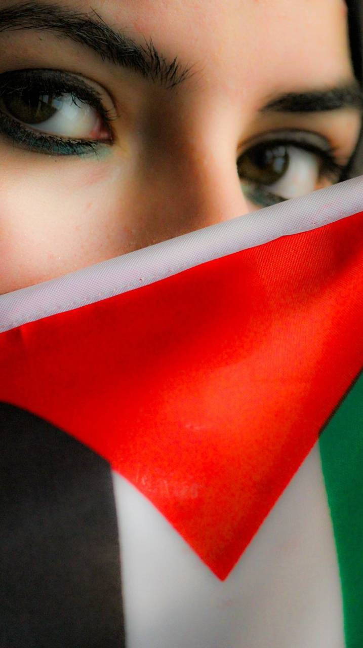 Palestine 桌布 壁紙 — 一名女子強烈的眼睛特寫，部分被巴勒斯坦旗幟遮擋。
