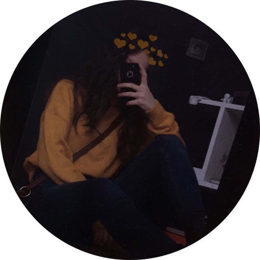 一名女子正在自拍 壁紙