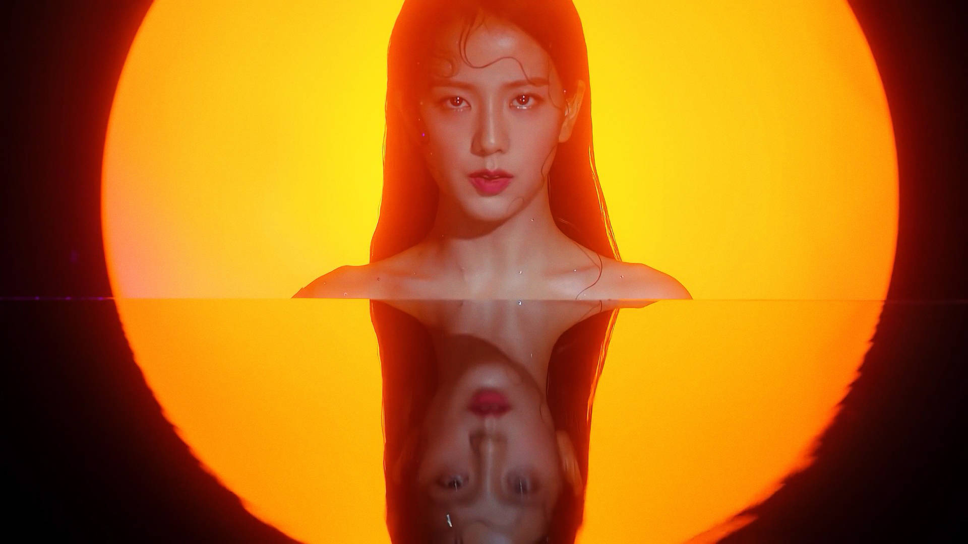 女性從水中浮現，倒置的倒影映襯著發光的橙色太陽。 — 智秀 GIF 壁紙