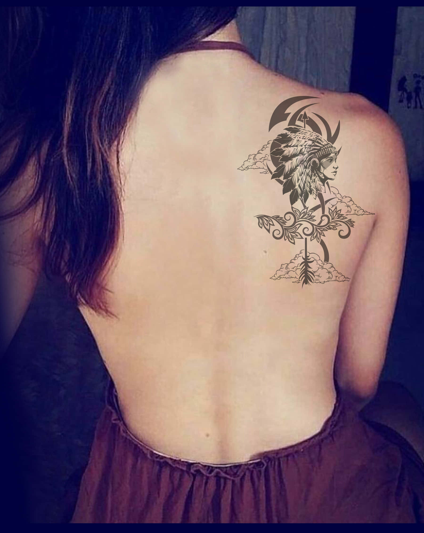 Tattoo Girl 桌布 壁紙 — 一名女性的背部展示了一個詳細的黑色部落紋身，圖案是在新月下的一個羽毛頭飾人物。