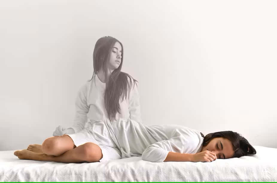 死亡 桌布 壁紙 — 一名女性直坐在白色床上，另一名女性在她旁邊睡覺，兩者均以單色調呈現，背景為純白牆壁。