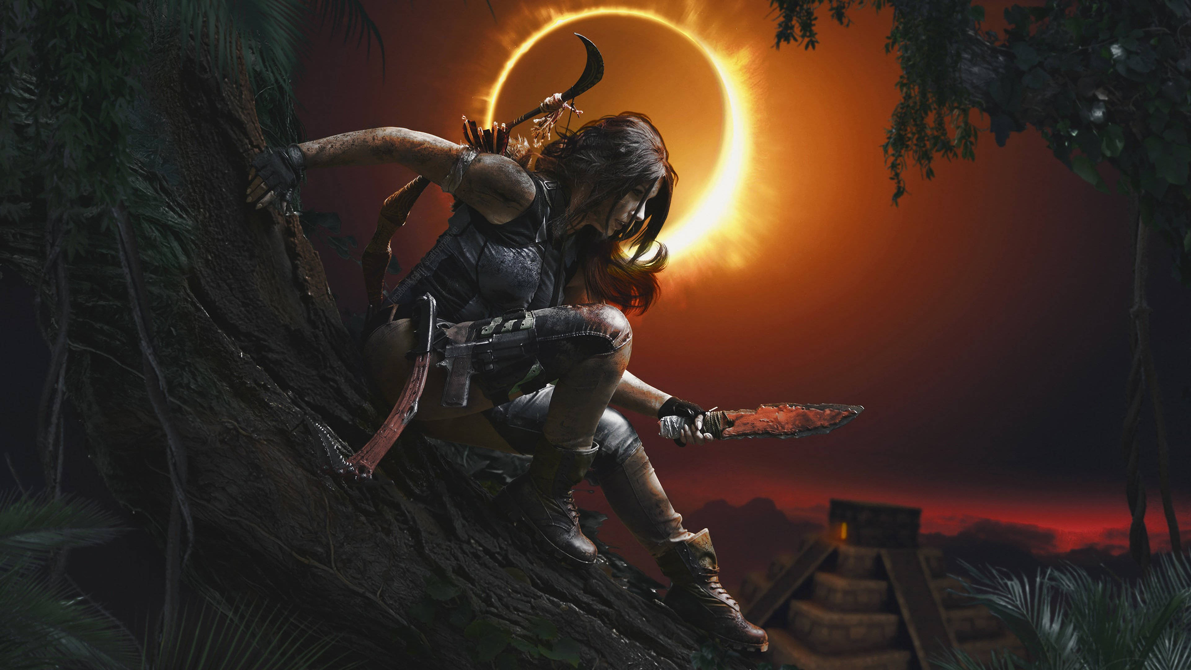 Tomb Raider Game 桌布 壁紙 — 一名女戰士在茂密的叢林中，以熾熱的日食為背景，攀爬長滿苔蘚的樹幹。