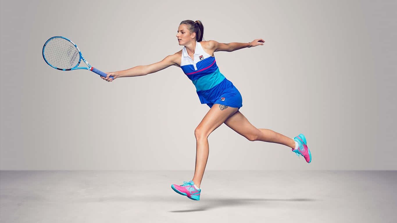 1366x768 Badminton 桌布 壁紙 — 一名女網球運動員在簡單的攝影棚背景前，以動態的正手揮拍動作躍起在空中。