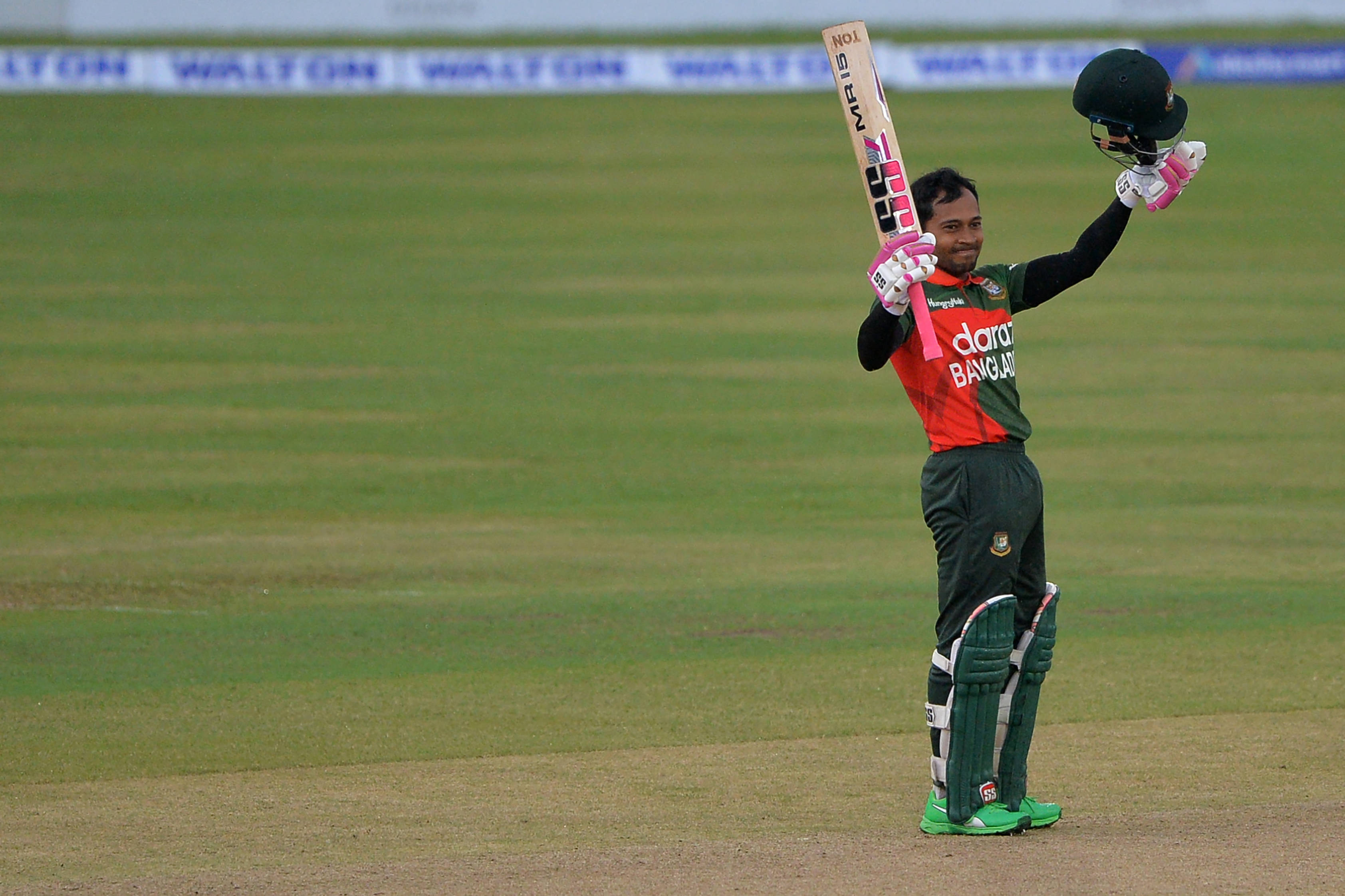 Bangladesh Cricket 桌布 壁紙 — 一名孟加拉國板球運動員在草地上高舉球棒和頭盔，勝利慶祝。