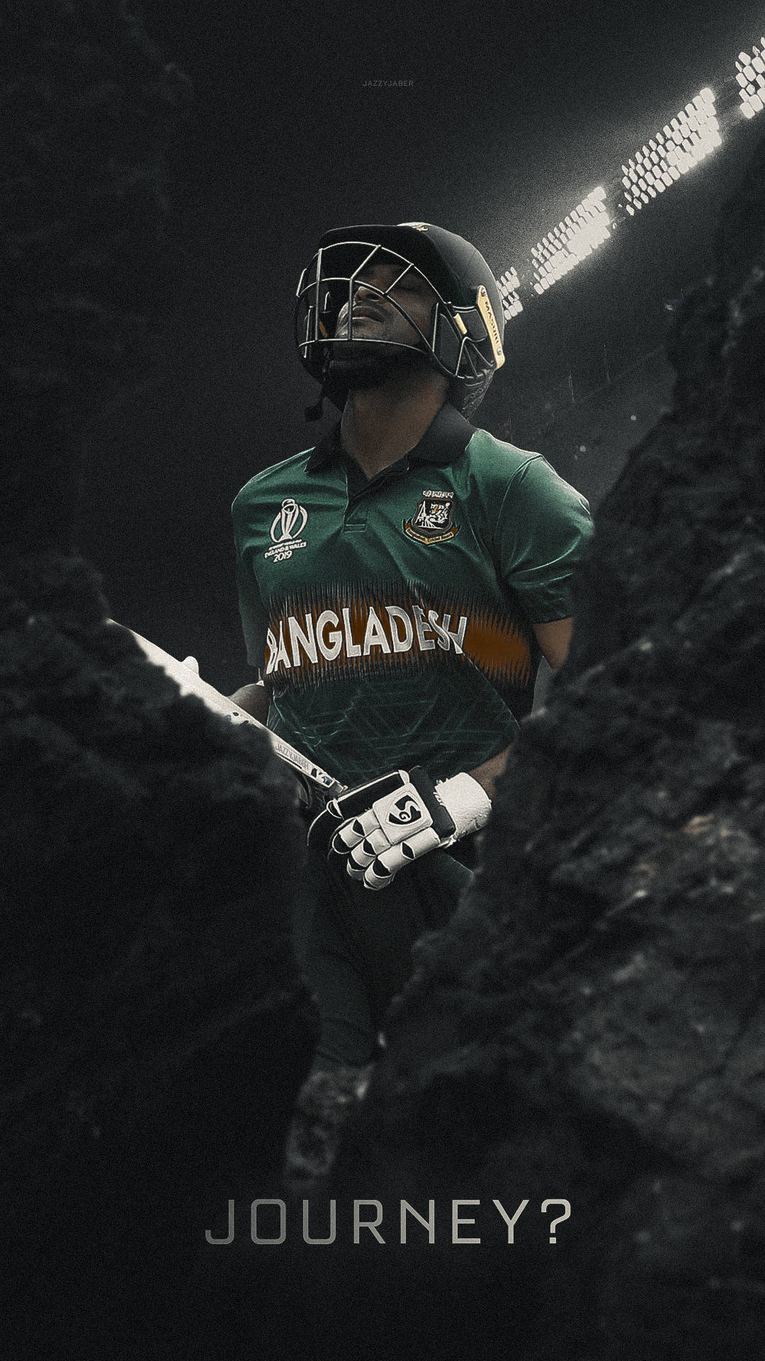 Shakib Al Hasan 桌布 壁紙 — 一名孟加拉板球運動員身穿綠色制服，在體育館燈光下，以黑暗岩石背景為襯，手持球棒蓄勢待發。