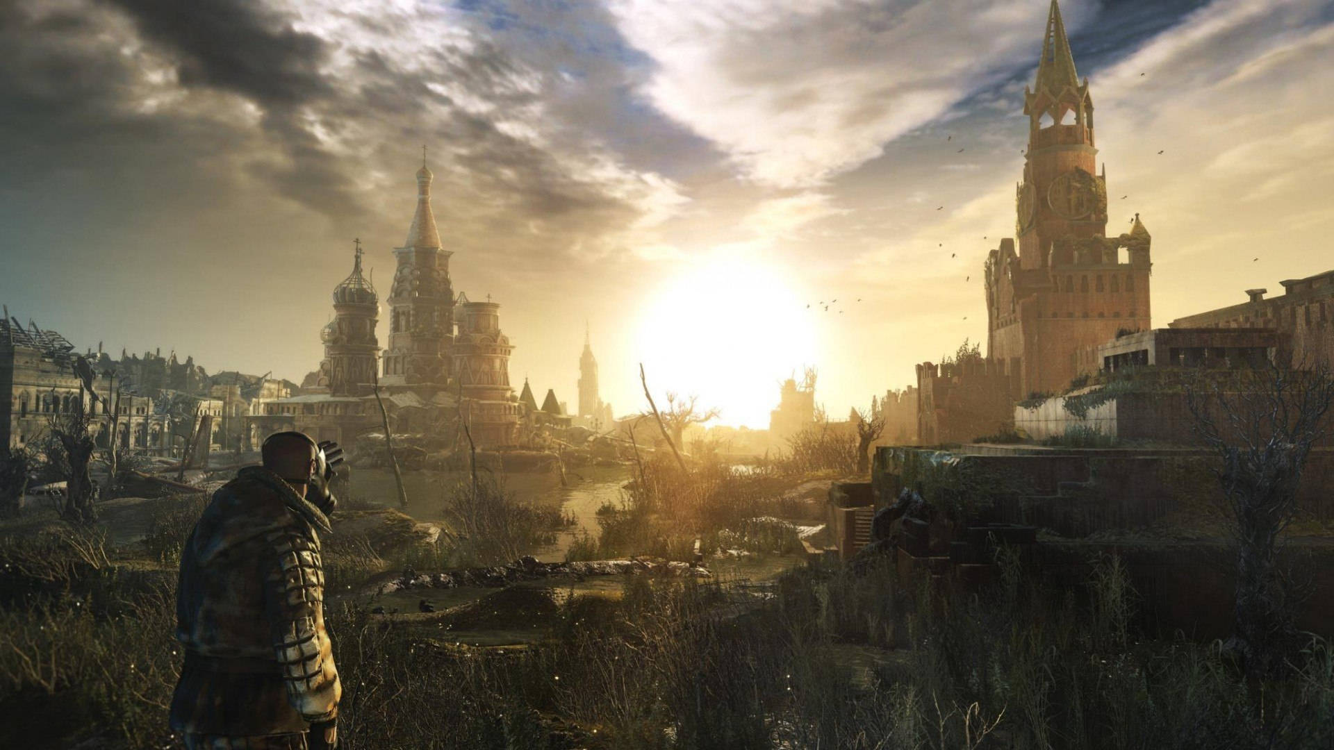 Metro 2033 桌布 壁紙 — 一名孤獨的倖存者站在日落時分已成廢墟的莫斯科景觀中，凝視著太陽在標誌性圓頂和尖塔後落下。