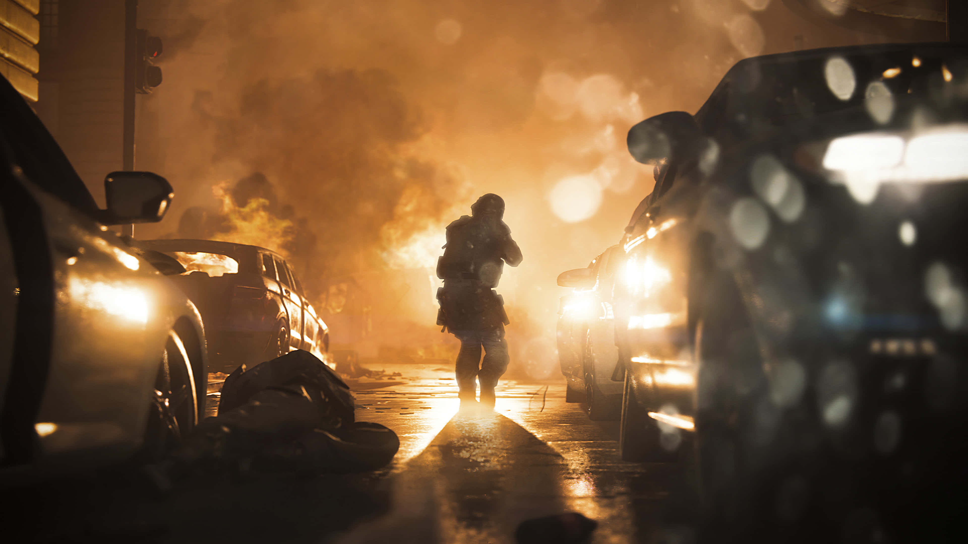 4K Call Of Duty Modern Warfare 桌布 壁紙 — 一名孤獨的士兵在夜晚走過煙霧瀰漫的城市街道，汽車車頭燈照亮了濕漉漉的路面。