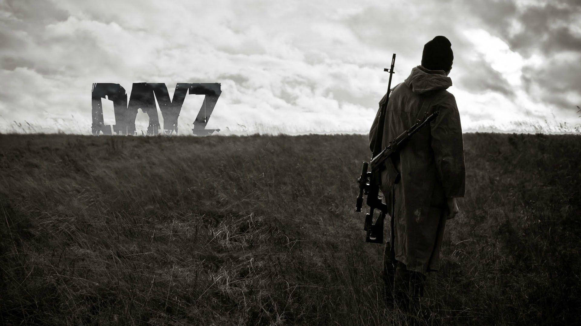 Dayz Desktop 桌布 壁紙 — 一名孤獨的士兵在田野中扛著步槍，而「DAYZ」這個詞在陰雲密布的天空下隱約出現在遠方。