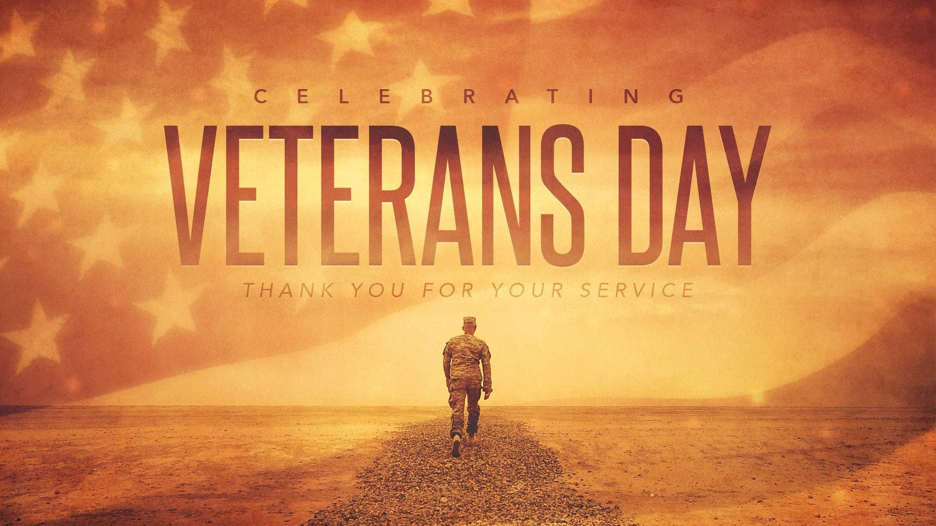 Veterans 桌布 壁紙 — 一名孤獨的士兵在碎石路上走遠，金色天空下佈滿星星，並有文字向退伍軍人節致敬。