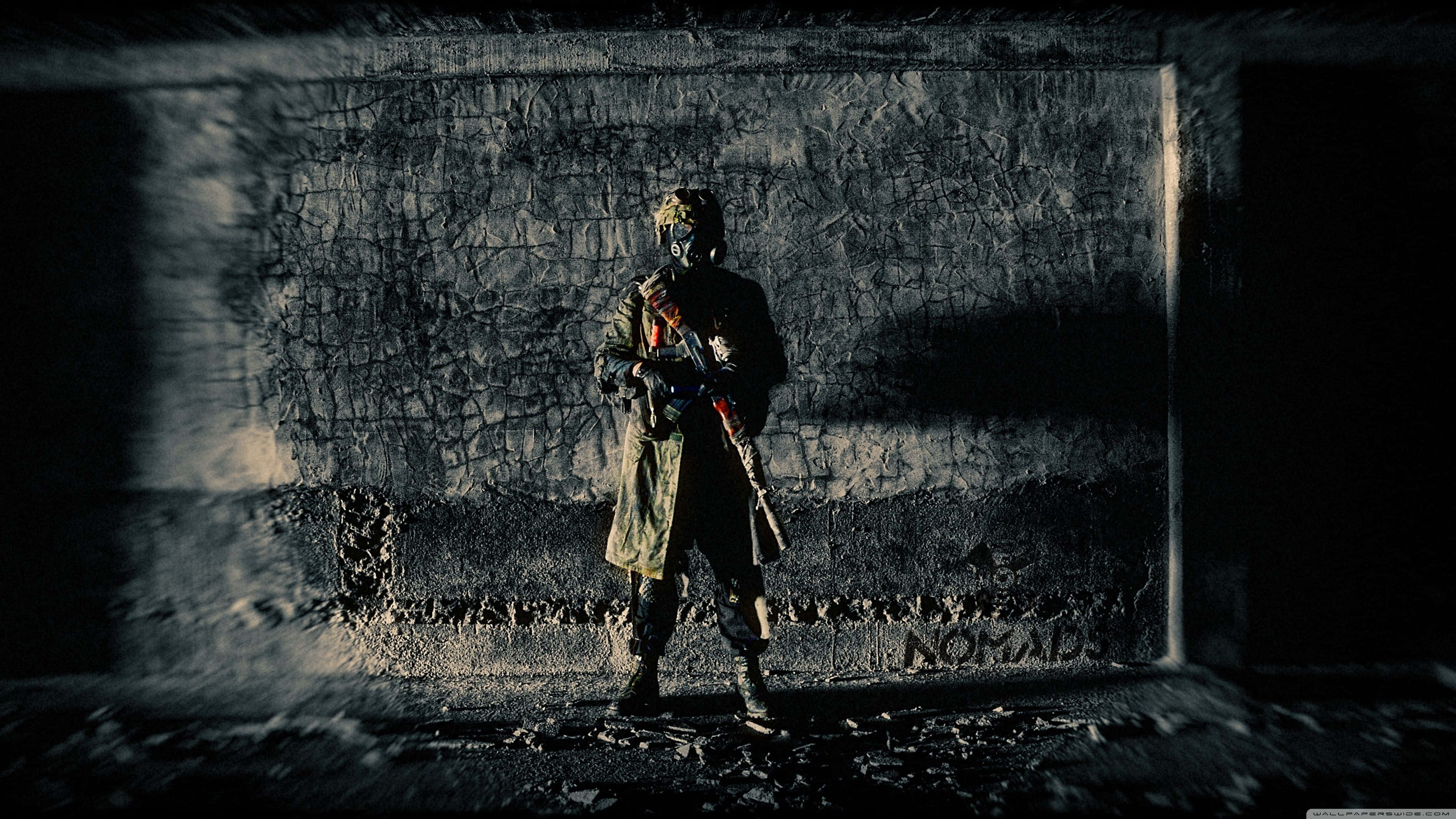 詭異的GIF 桌布 壁紙 — 一名孤獨的士兵戴著防毒面具和 trench coat，站在光線昏暗、破敗的混凝土走廊中，牆上有塗鴉。