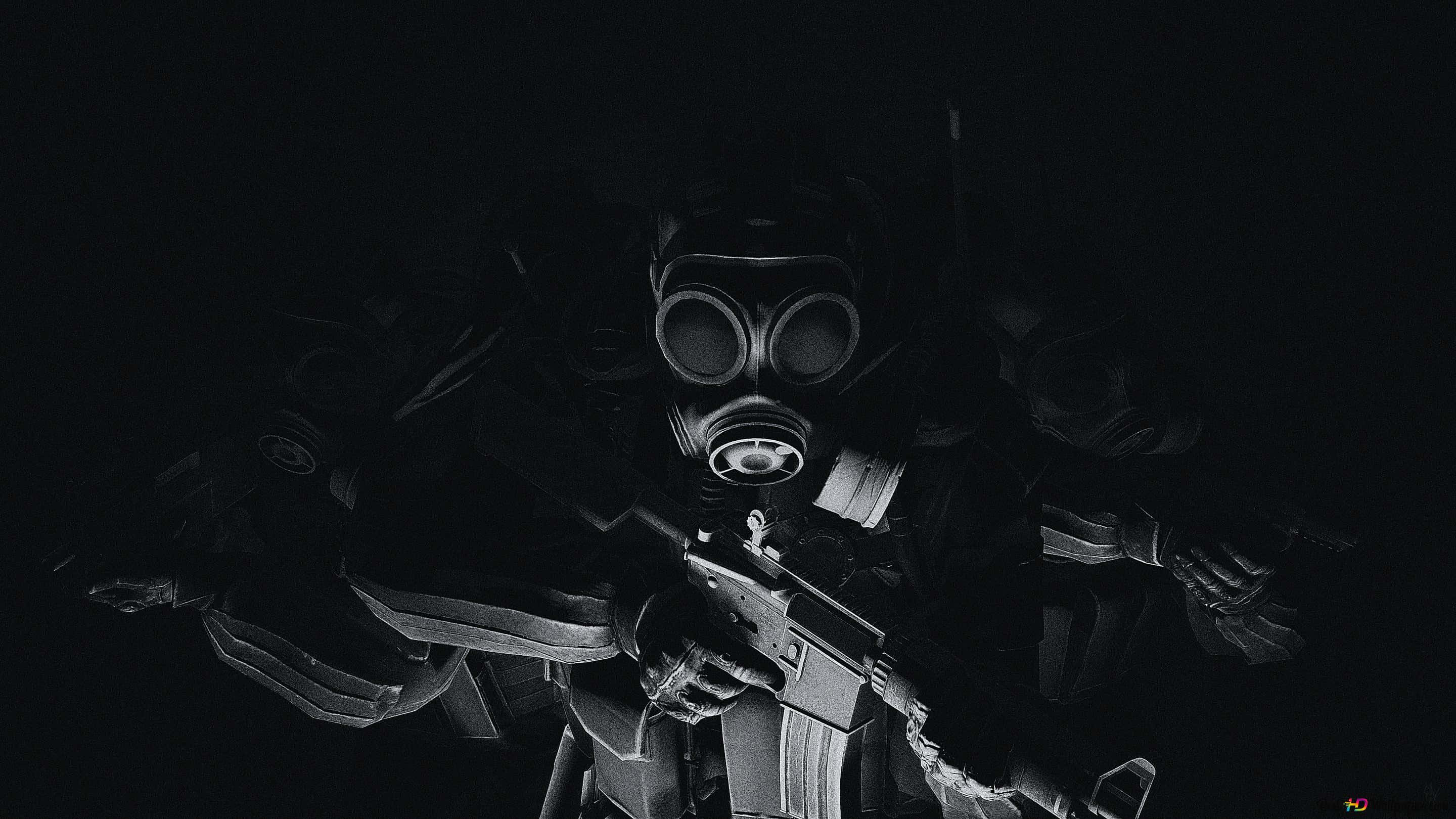 Scary Black And White 桌布 壁紙 — 一名孤獨的士兵戴著防毒面具和戰術裝備，在漆黑背景下持步槍。