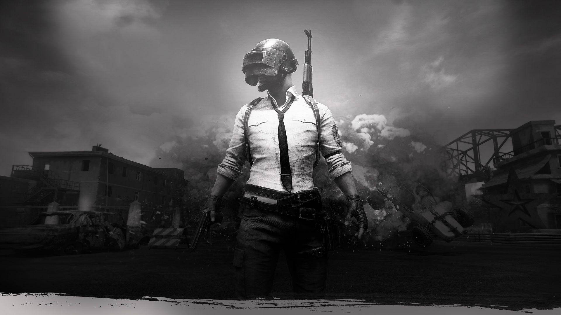 Pubg Black 桌布 壁紙 — 一名孤獨的士兵戴著頭盔和領帶，在暴風雨的天空下站在戰火摧殘的廢墟中，手持步槍。