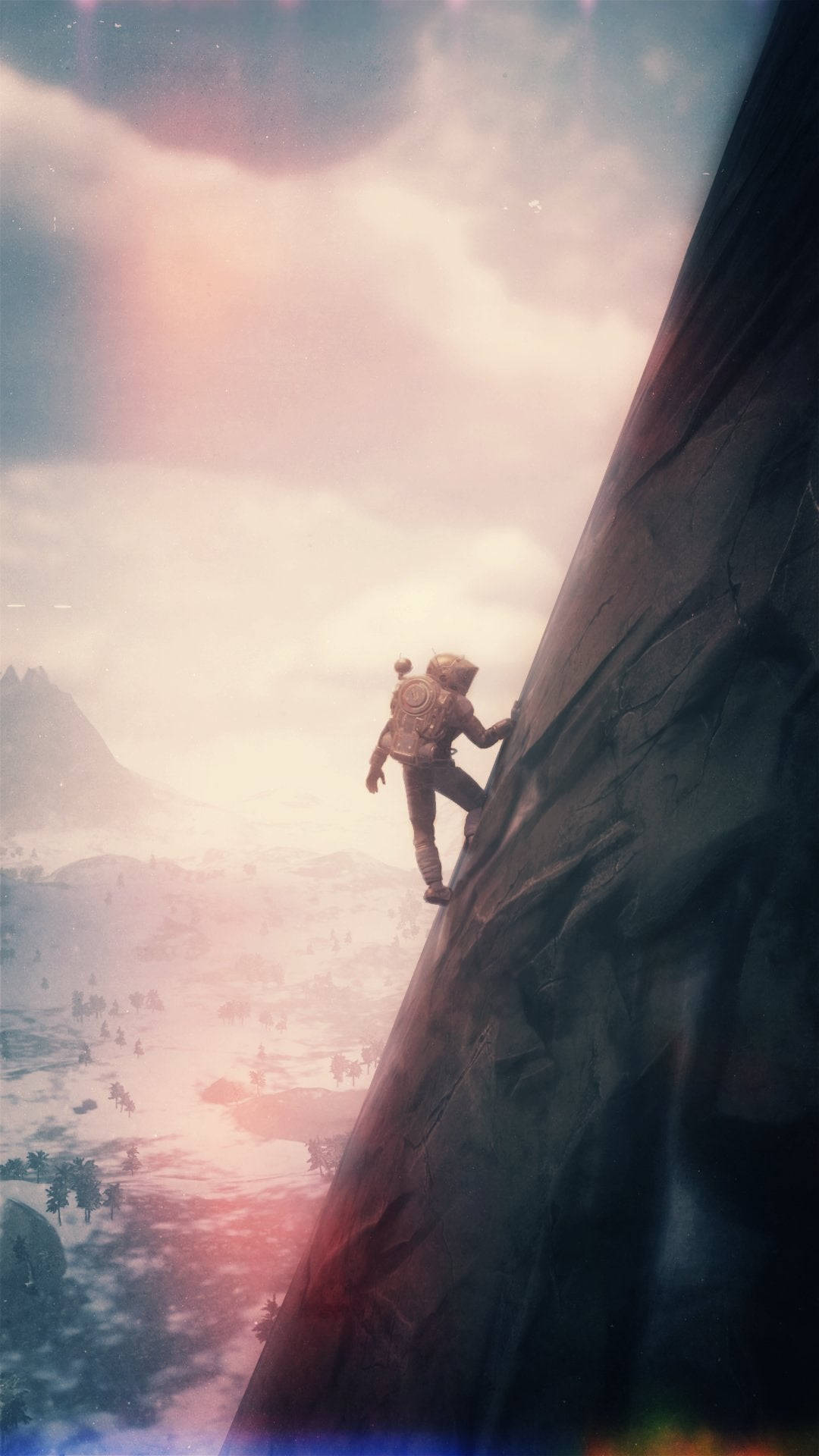 Climbing 桌布 壁紙 — 一名孤獨的太空人攀爬陡峭的懸崖面，背景是夢幻的粉紅色和藍色天空，下方有遠山。