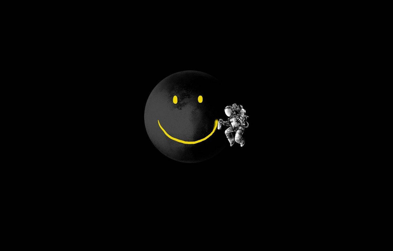  壁紙 — 一名孤獨的太空人漂浮在一個黑色星球旁邊，星球上有明亮的黃色笑臉，背景是黑色的太空虛空。