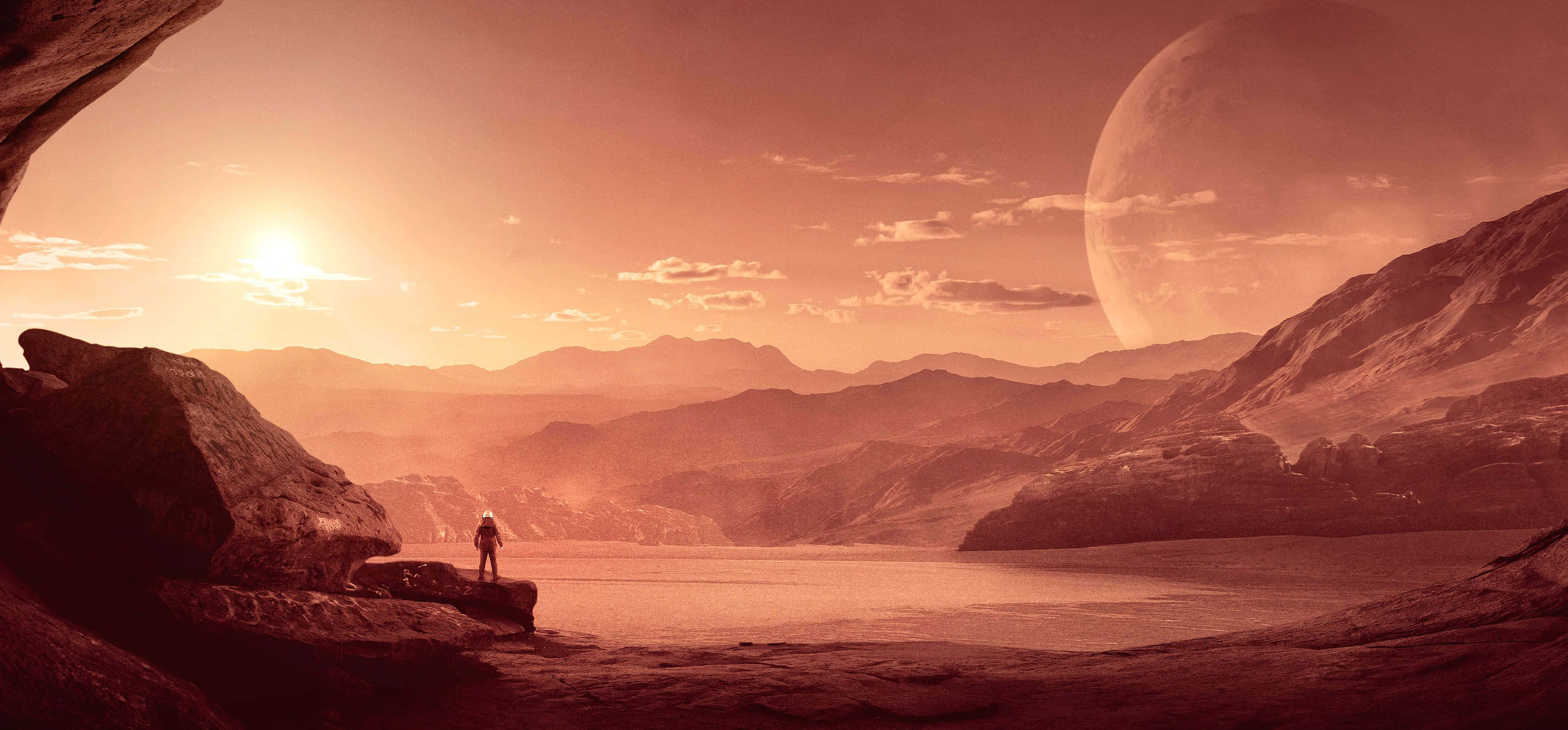 Mars Landscape 桌布 壁紙 — 一名孤獨的太空人站在岩石露頭上，凝視著廣闊的外星湖泊，下方是發光的太陽，天空中懸掛著一顆巨大的行星。