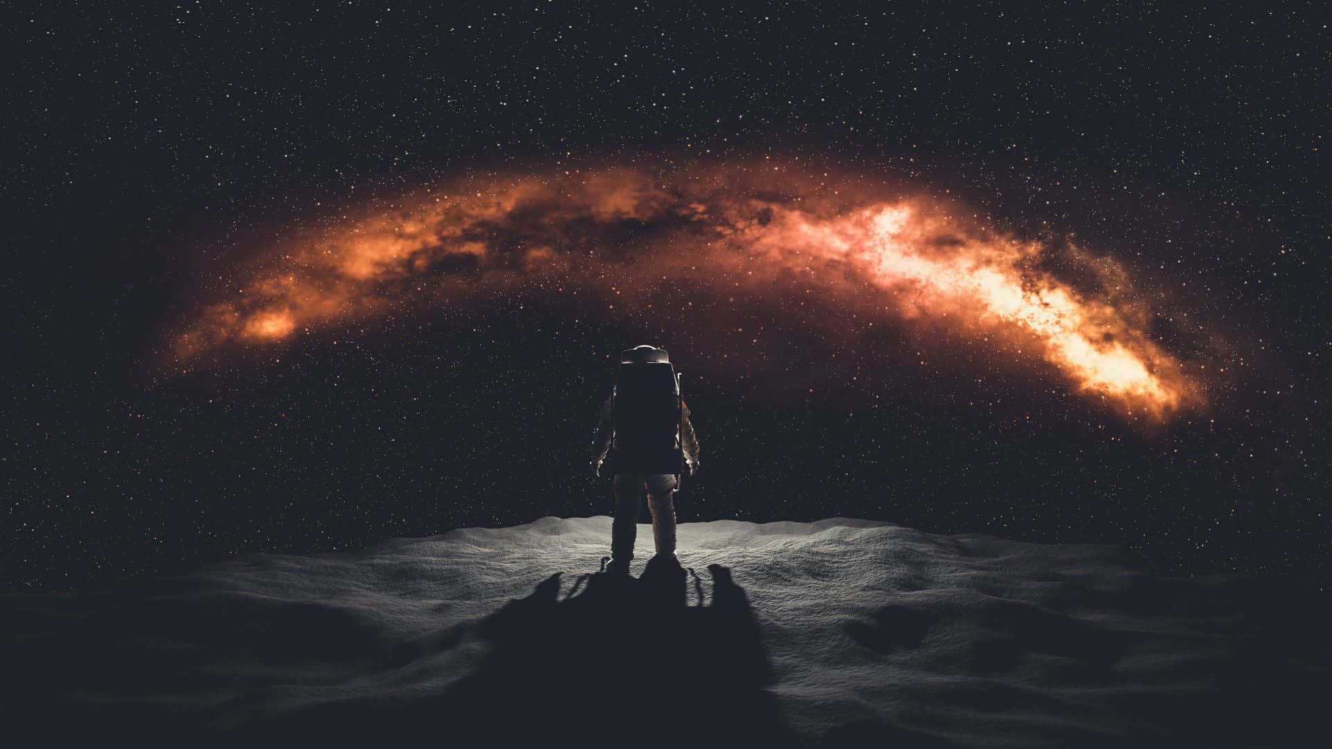 行星動畫 桌布 壁紙 — 一名孤獨的太空人站在類似月球的表面上，凝視著一道鮮豔的橙色星系在繁星點點的夜空中拱起。