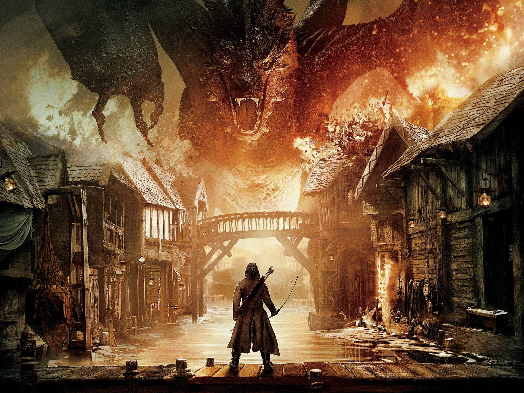 Lord Of The Rings Landscape 桌布 壁紙 — 一名孤獨的弓箭手挑釁地站在木橋上，而一隻巨大的龍正展開火焰翅膀降臨在燃燒的中世紀村莊上空。