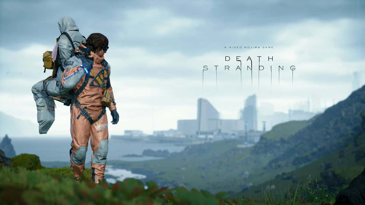 Death Stranding Desktop 桌布 壁紙 — 一名孤獨的快遞員身穿橙色裝備，背著一名乘客穿過霧氣瀰漫的山區，朝遠方的城市前進。