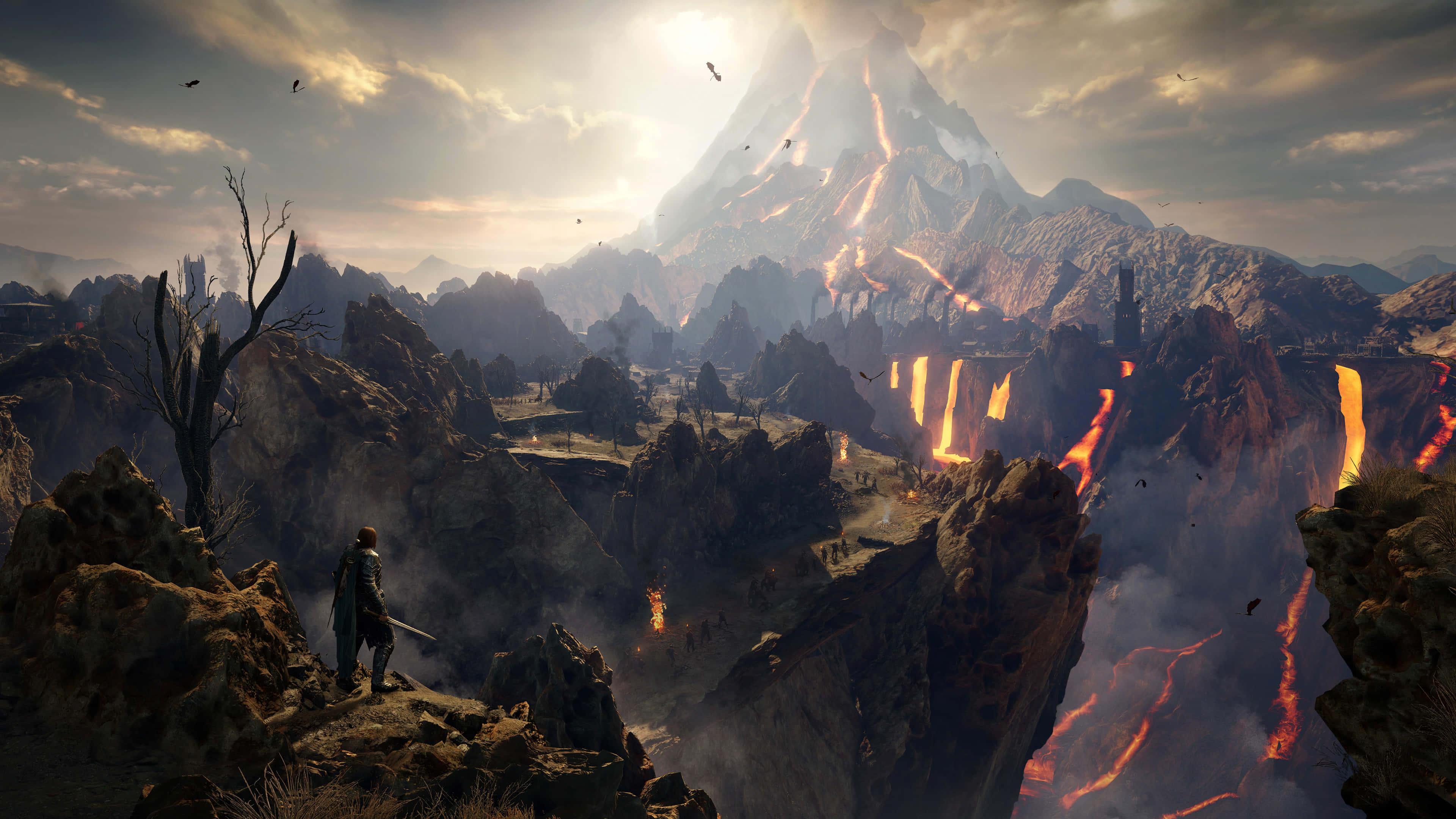 4K Shadow Of War 桌布 壁紙 — 一名孤獨的戰士站在懸崖上，俯瞰著一個有發光熔岩流和遠處雪山覆蓋的火山景觀。