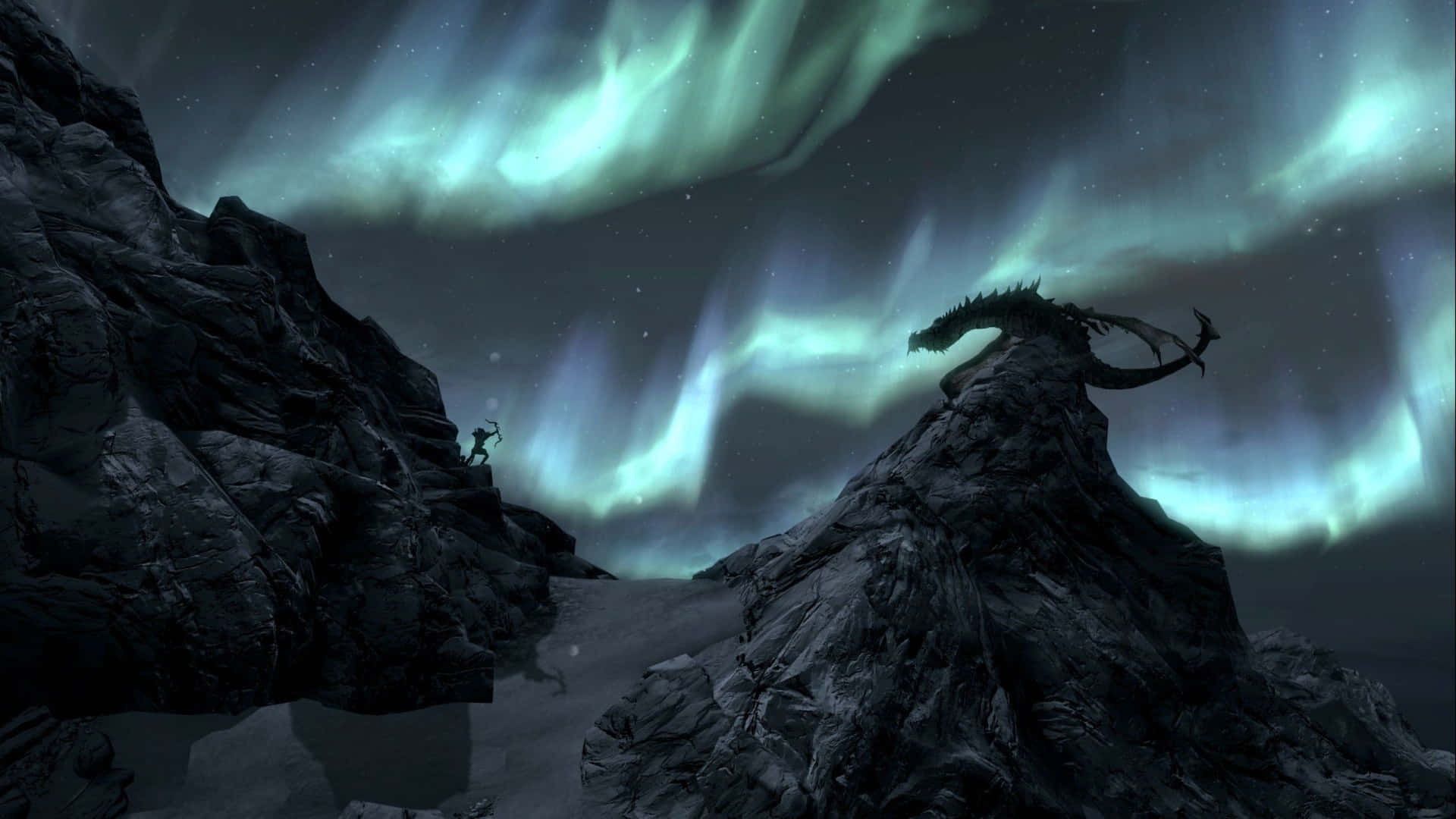 Skyrim 桌布 壁紙 — 一名孤獨的戰士站在白雪覆蓋的懸崖頂上，面對著一條巨大的龍，在充滿活力的綠色北極光下。