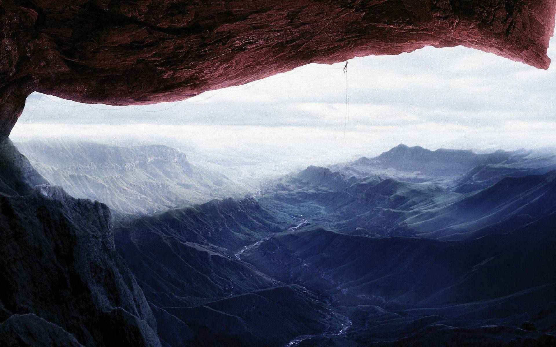 Climbing 桌布 壁紙 — 一名孤獨的攀岩者在巨大的紅色岩石懸垂下繩降進入廣闊的霧氣山峽。