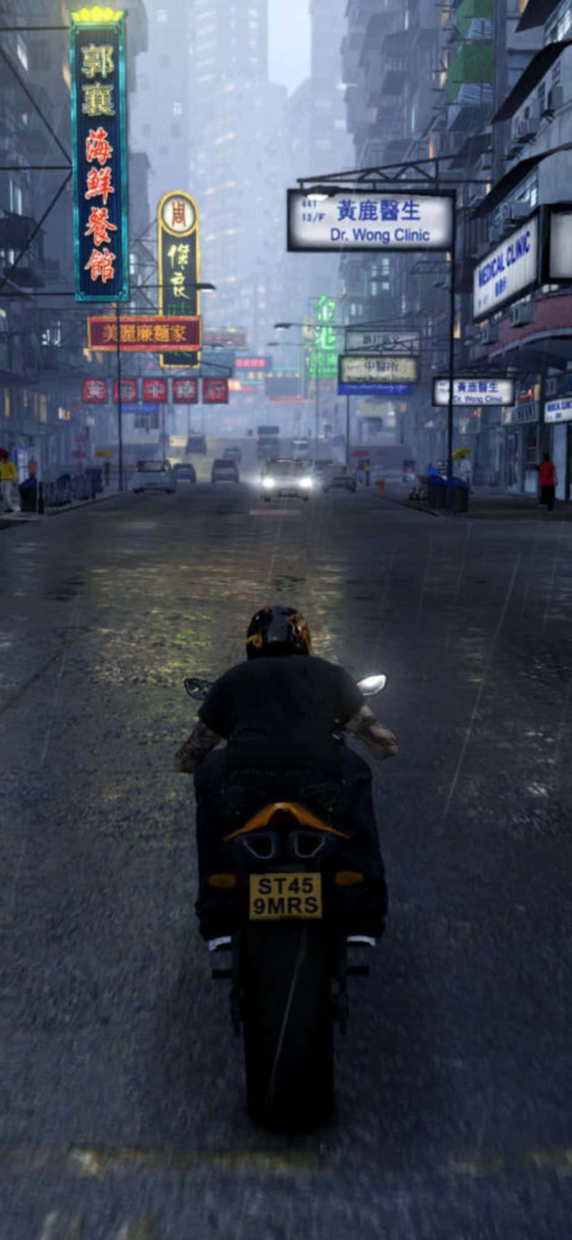 City Street 桌布 壁紙 — 一名孤獨的機車騎士在夜晚沿著被雨水浸濕、霓虹燈閃爍的城市街道行駛，發光的招牌在濕漉漉的路面上反射。