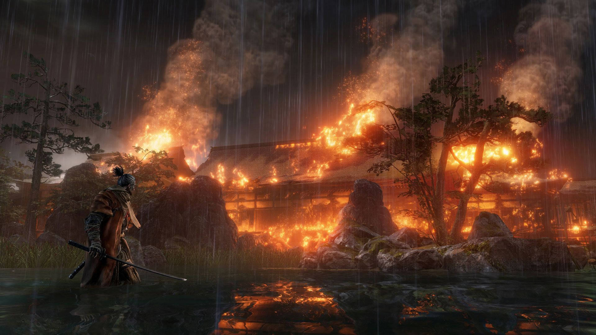 武士戰士站在雨中，觀看夜晚燃燒的日本建築。 — 隻狼：暗影雙死 壁紙