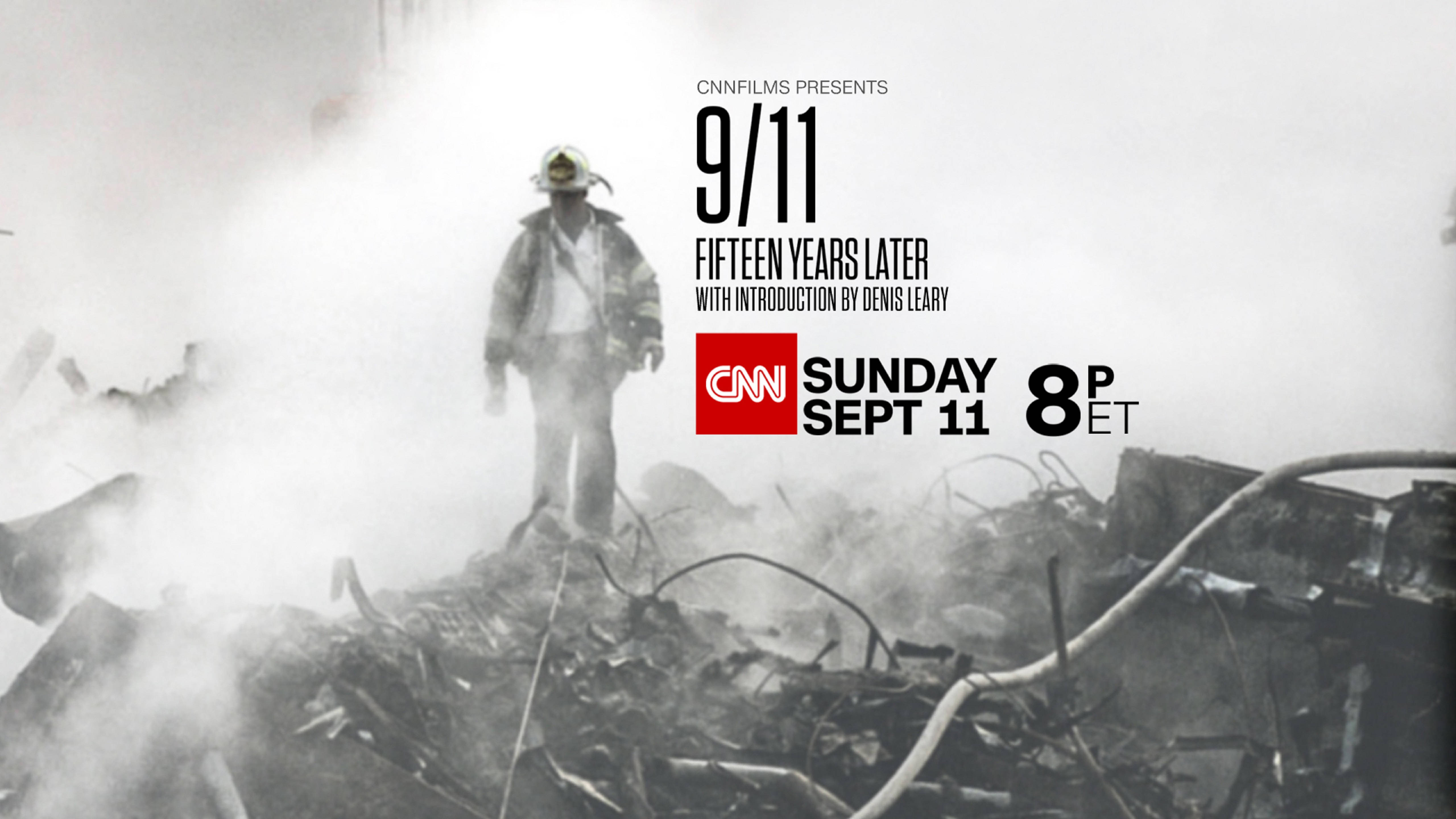 有線電視新聞網 桌布 壁紙 — 一名孤獨的消防員站在煙霧籠罩的毀滅建築物廢墟中，這是一幅陰鬱的紀念圖像。