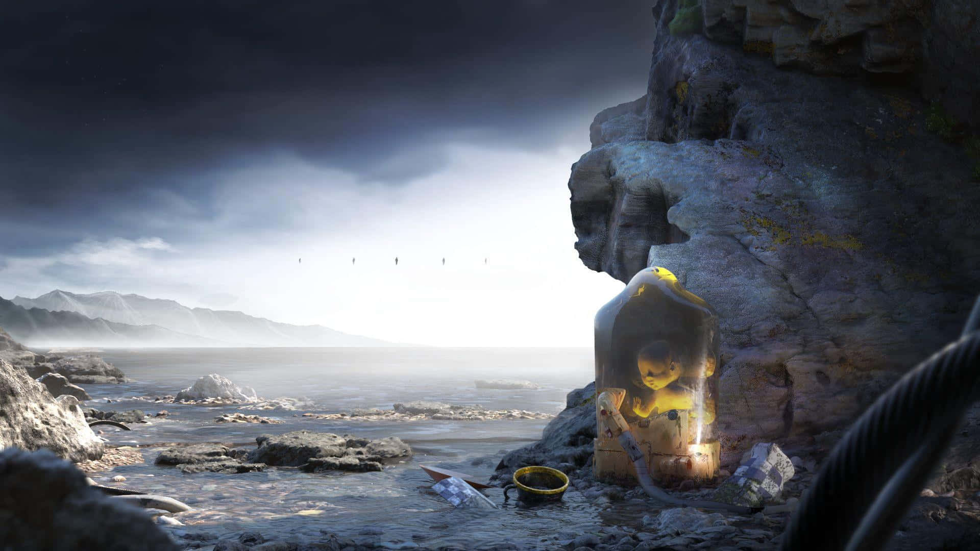 Death Stranding Pc 桌布 壁紙 — 一名孤獨的潛水員穿著發光的黃色潛水衣，在風暴天空下探索岩石海岸線，遠方有山脈。