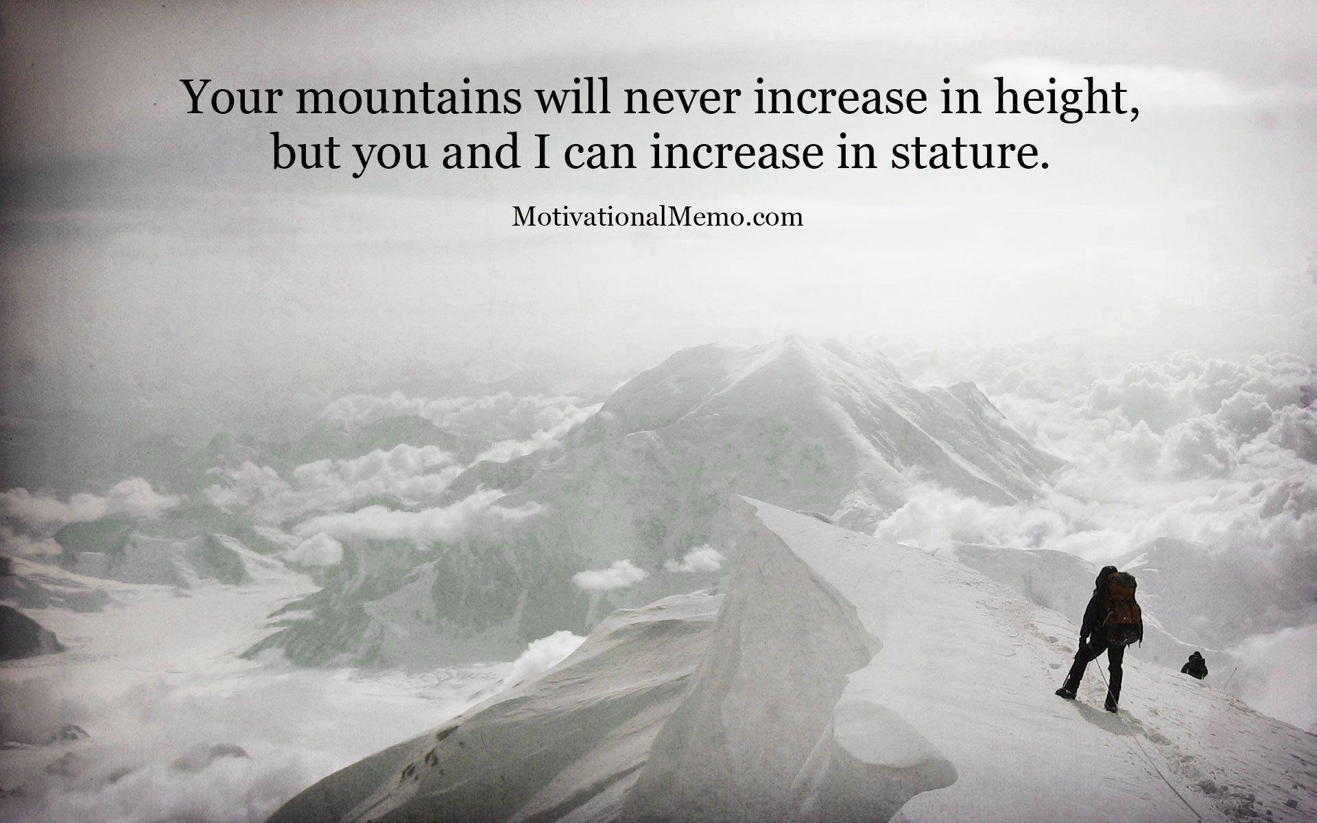 Inspirational Quotes 桌布 壁紙 — 一名孤獨的登山者在多雲的天空下，攀登在雲海之上的積雪山脊。