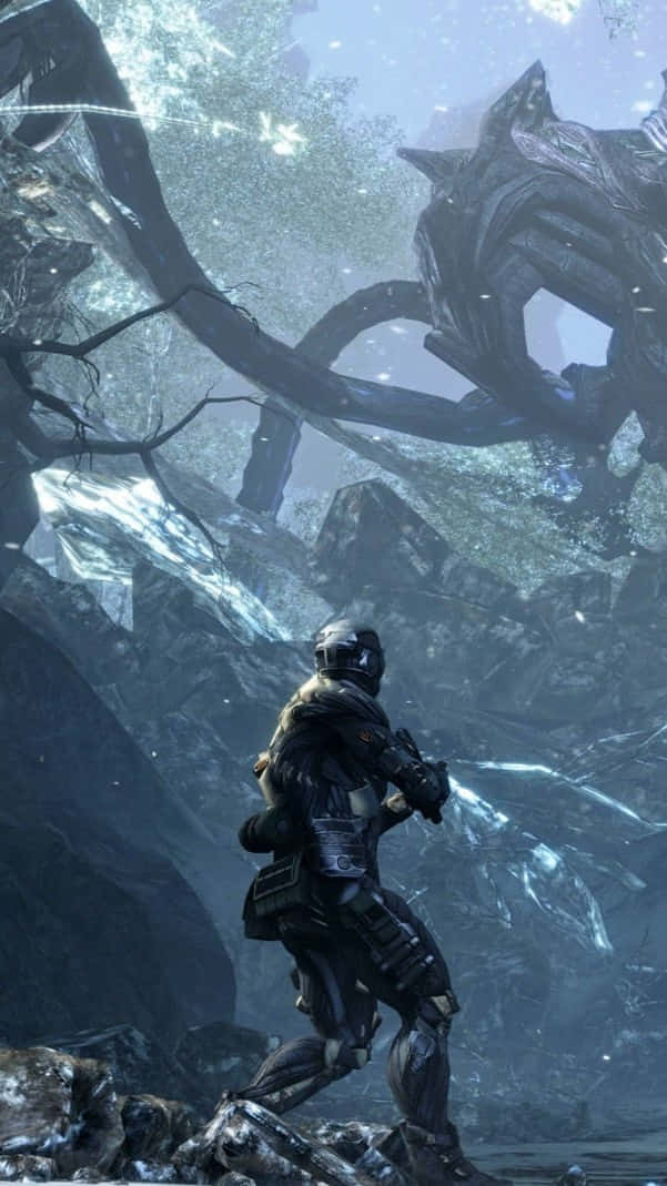 Android Crysis Warhead 桌布 壁紙 — 一名孤獨的裝甲士兵站在迷霧籠罩的冰凍森林中，周圍是巨大的扭曲樹木和發光的冰層結構。