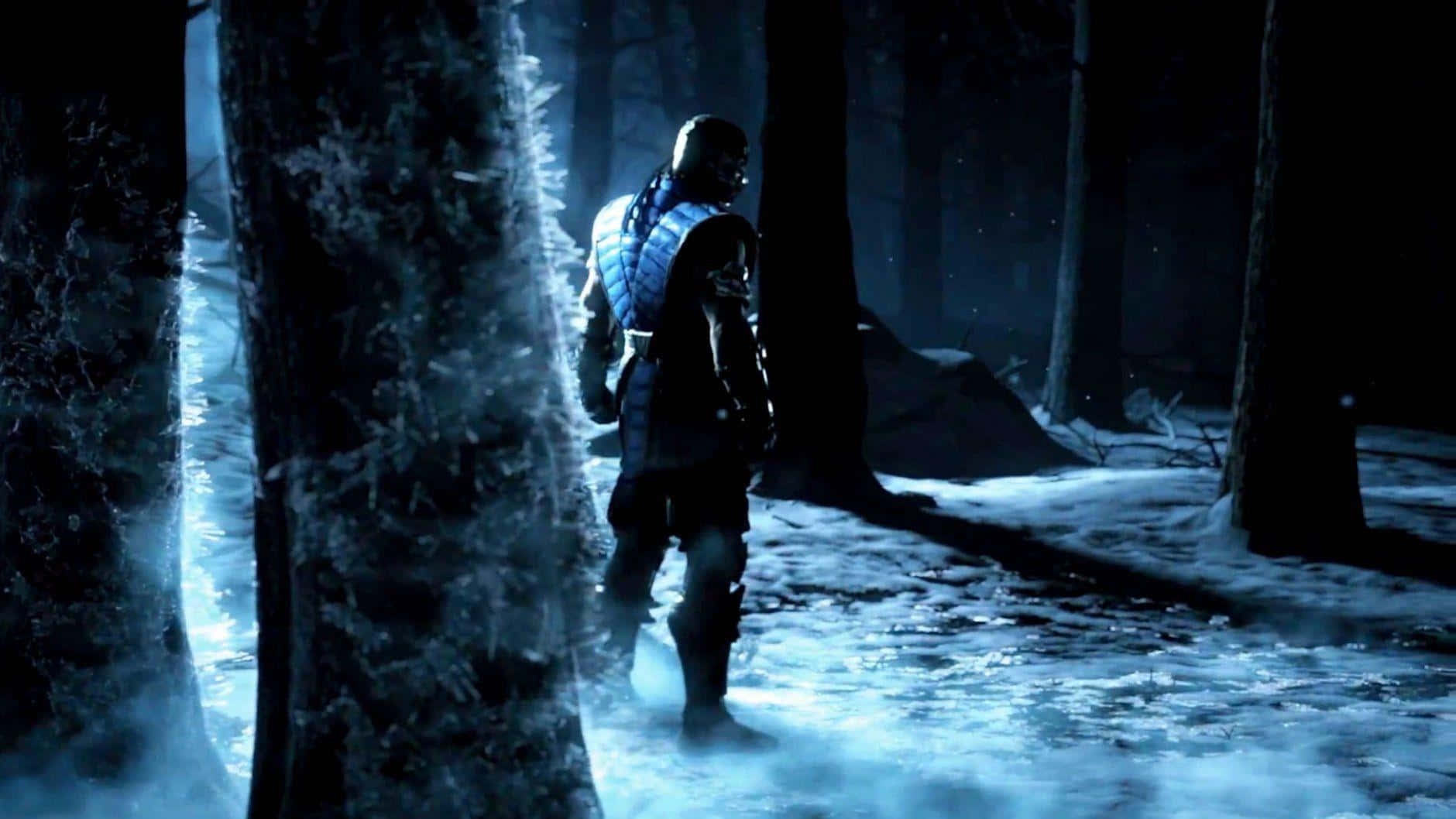 Mortal Kombat X 桌布 壁紙 — 一名孤獨的裝甲戰士在夜間穿過霧濛濛的雪地森林，背後散發出藍色發光能量。
