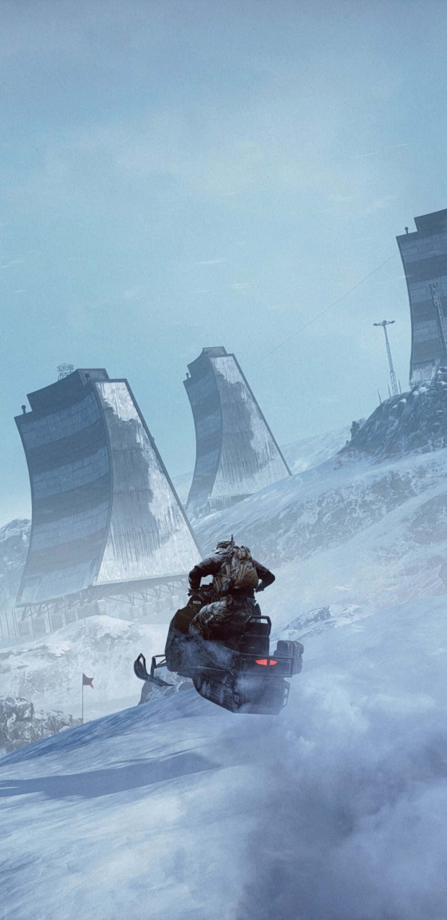 Pixel 3xl Battlefield 4 桌布 壁紙 — 一名孤獨的騎士駕駛雪地摩托車在雪坡上奔馳，朝著蒼白藍天下高聳傾斜的冷卻塔疾馳。