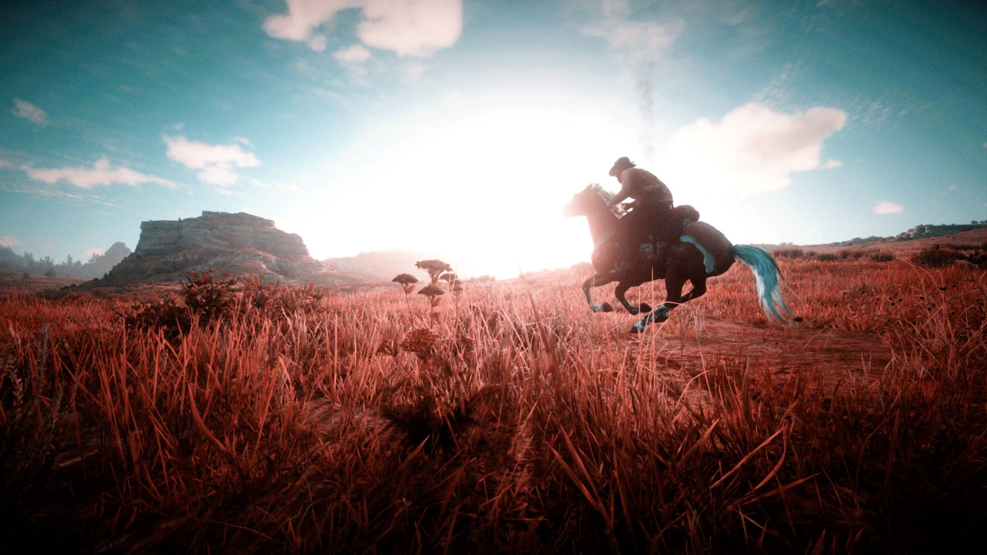 Red Dead Redemtion 2 桌布 壁紙 — 一名孤獨的騎手騎著馬在陽光明媚的高大紅草田野上奔馳，遠處有岩石 formations，天空湛藍。