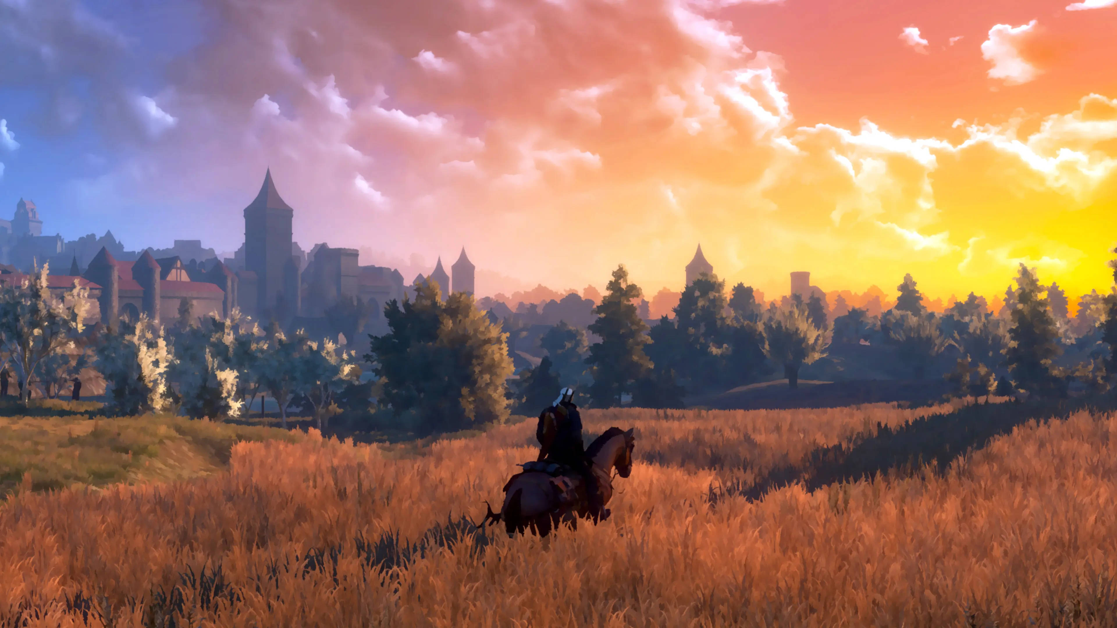witcher 4K 桌布 壁紙 — 一名孤獨的騎手騎馬穿越金色草原，在夕陽下，以遠處的中世紀城市景觀為背景，在火紅橙紫的天空中形成剪影。