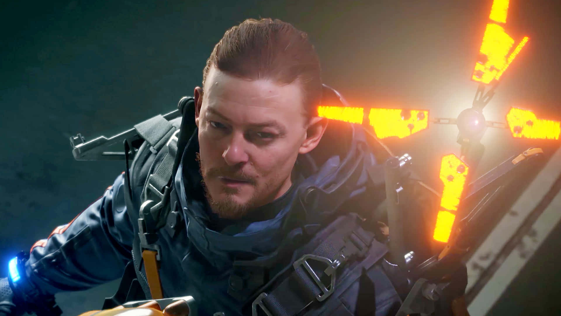 Death Stranding Pc 桌布 壁紙 — 一名專注的士兵身穿戰術裝備，在黑暗背景下手持發光的橙色武器。