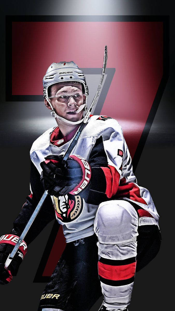 hockey 桌布 壁紙 — 一名專注的曲棍球運動員身穿白色、紅色和黑色裝備，手持球棍蹲在搶眼的紅黑幾何背景前。