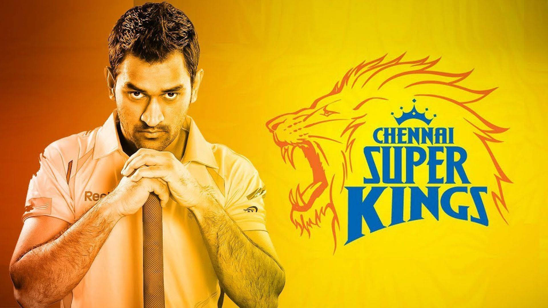 csk 2021 桌布 壁紙 — 一名專注的板球運動員穿著球隊球衣，站在充滿活力的黃色背景上的 Chennai Super Kings 標誌旁。