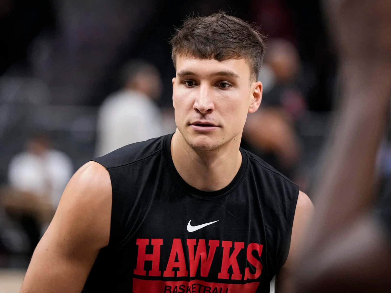 NBA 桌布 壁紙 — 一名專注的籃球運動員身穿黑色老鷹隊球衣，在明亮的場館燈光下於比賽中凝視。