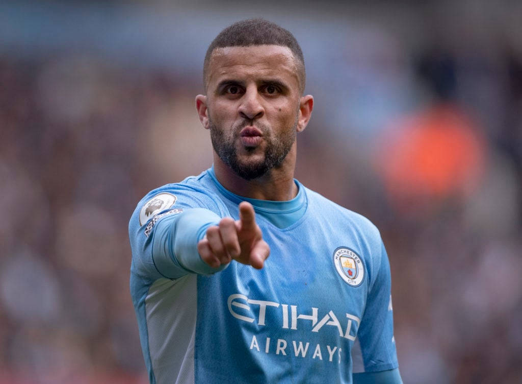 Kyle Walker 桌布 壁紙 — 一名專注的足球員身穿淺藍色曼城球衣，在比賽中充滿氣勢地直接指向鏡頭。