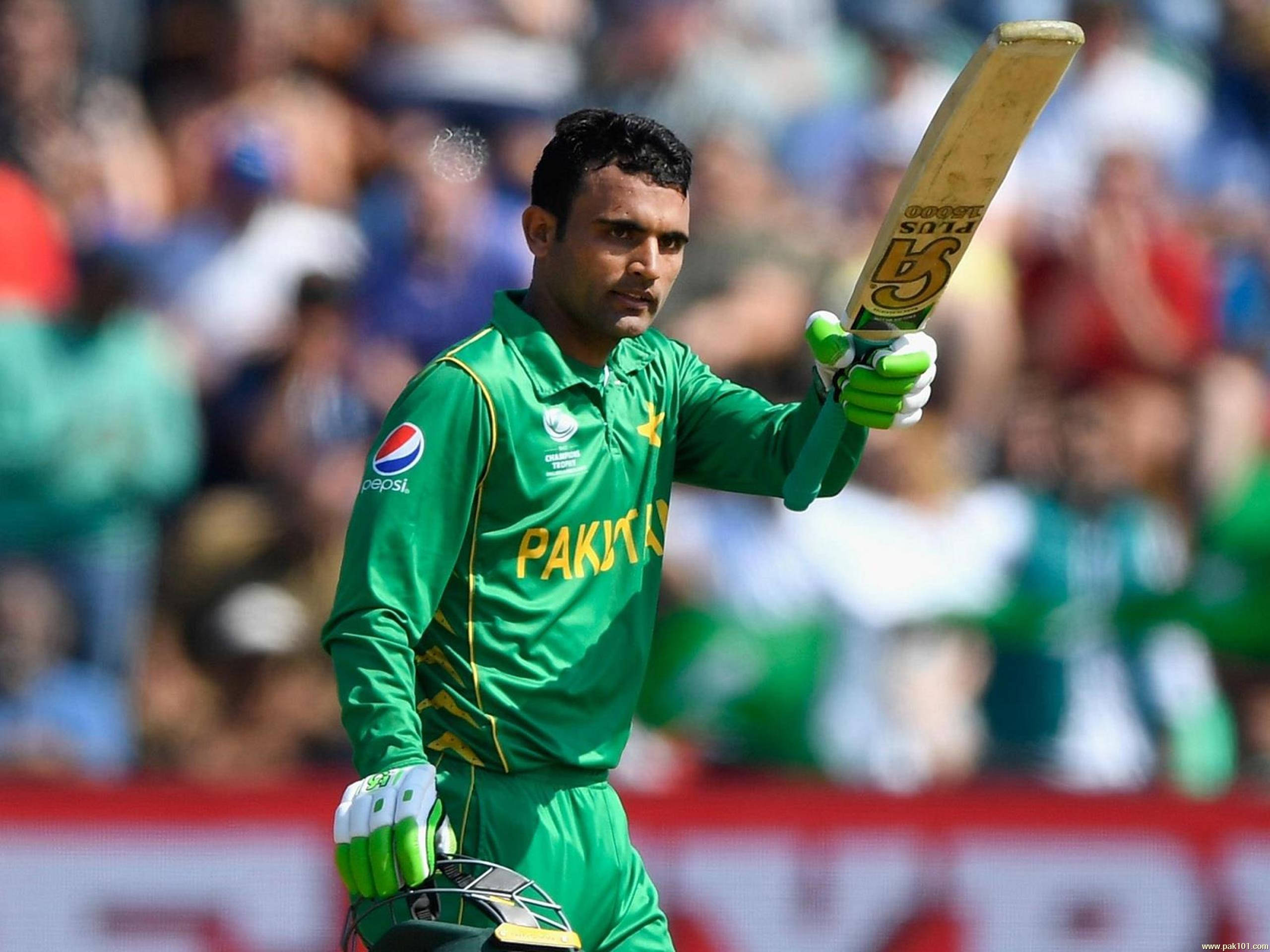 Fakhar Zaman 桌布 壁紙 — 一名巴基斯坦板球運動員身穿綠色制服，在日間比賽中專注地高舉球棒。
