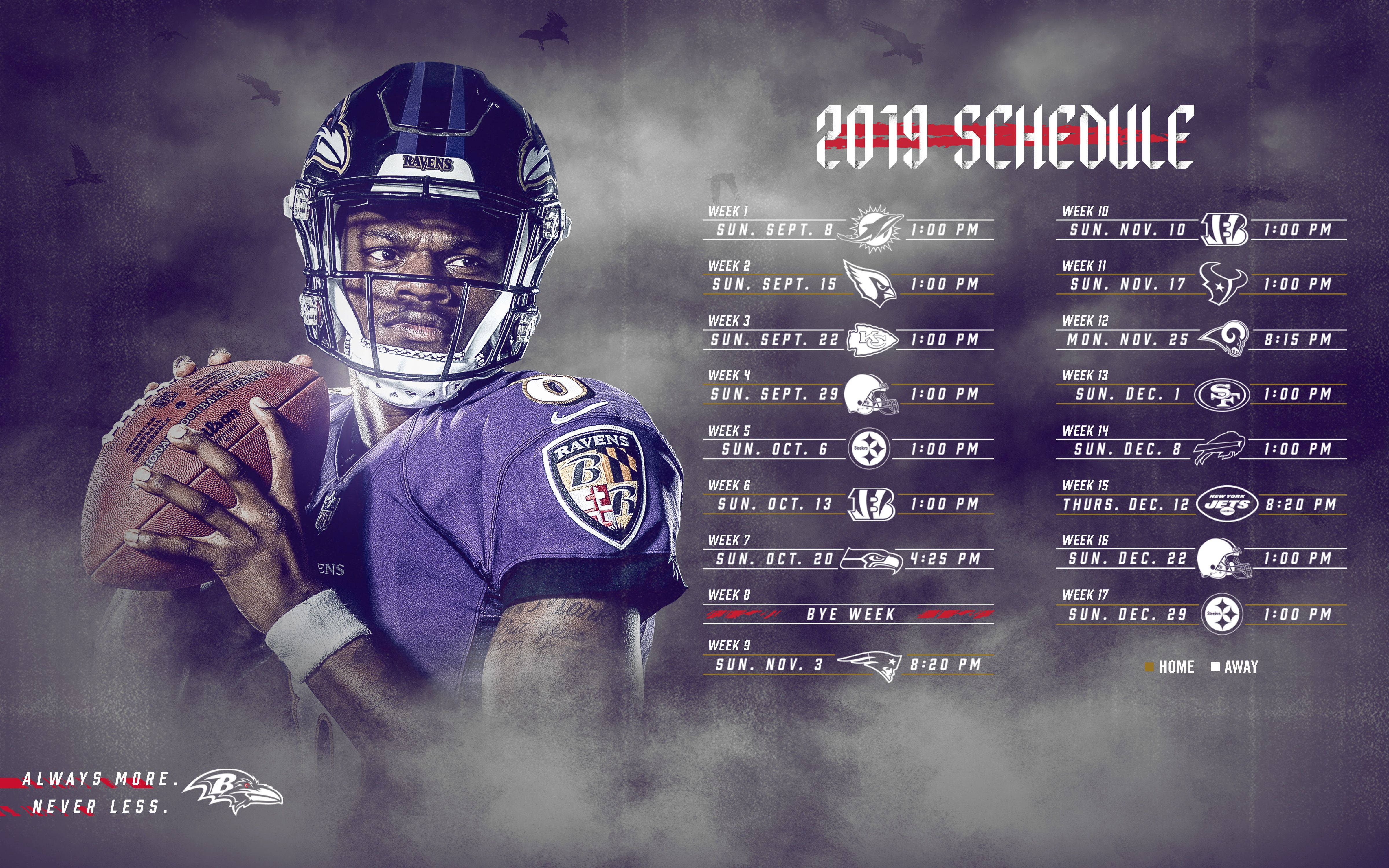 Ravens 桌布 壁紙 — 一名巴爾的摩烏鴉隊美式足球員穿著紫色裝備，在煙霧瀰漫的深色背景前持球，並疊加了2019年賽程。