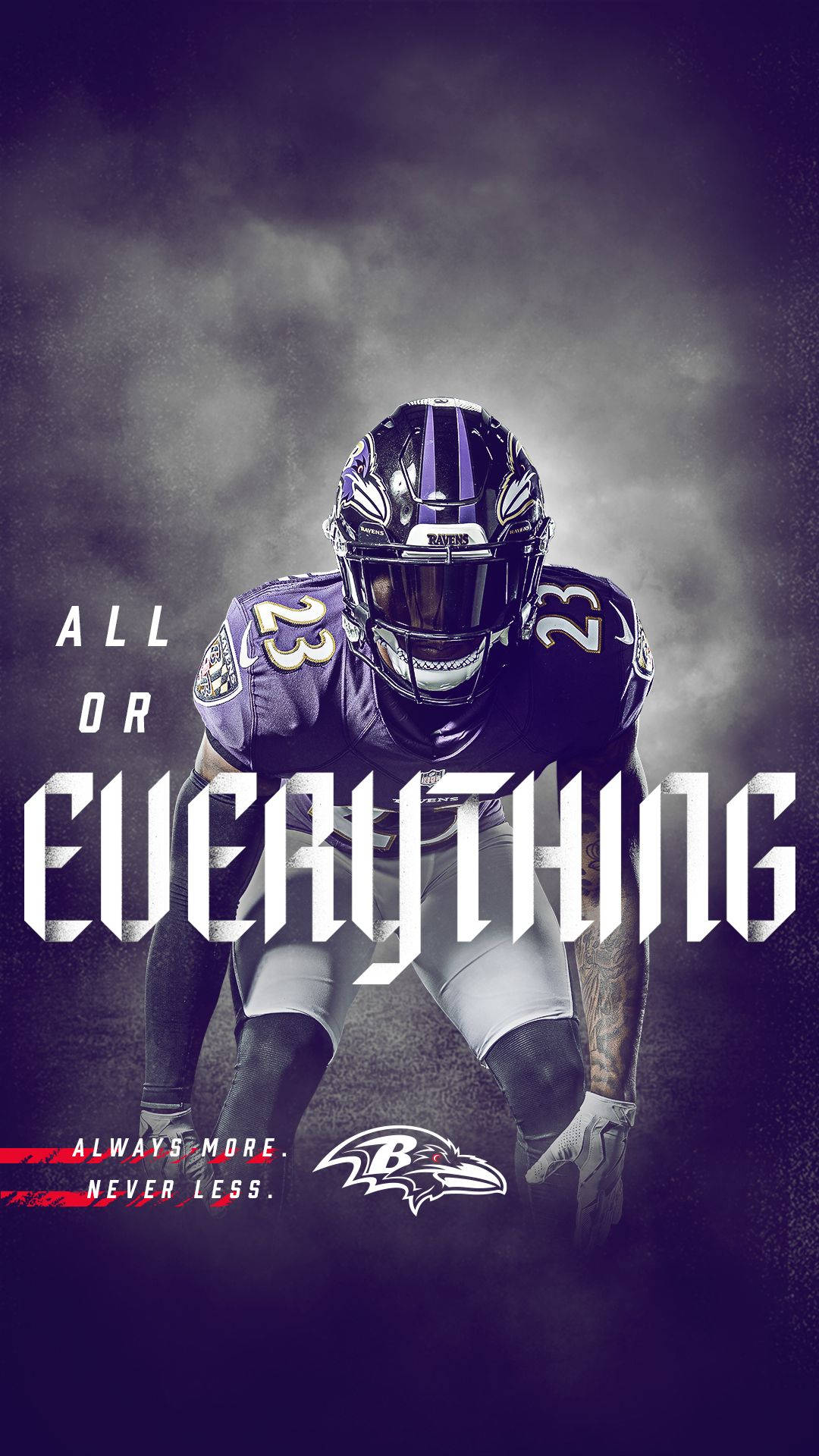 Ravens 桌布 壁紙 — 一名巴爾的摩烏鴉隊美式足球員身穿紫色裝備，在煙霧瀰漫的黑暗背景前蹲下，帶有粗體白色文字。