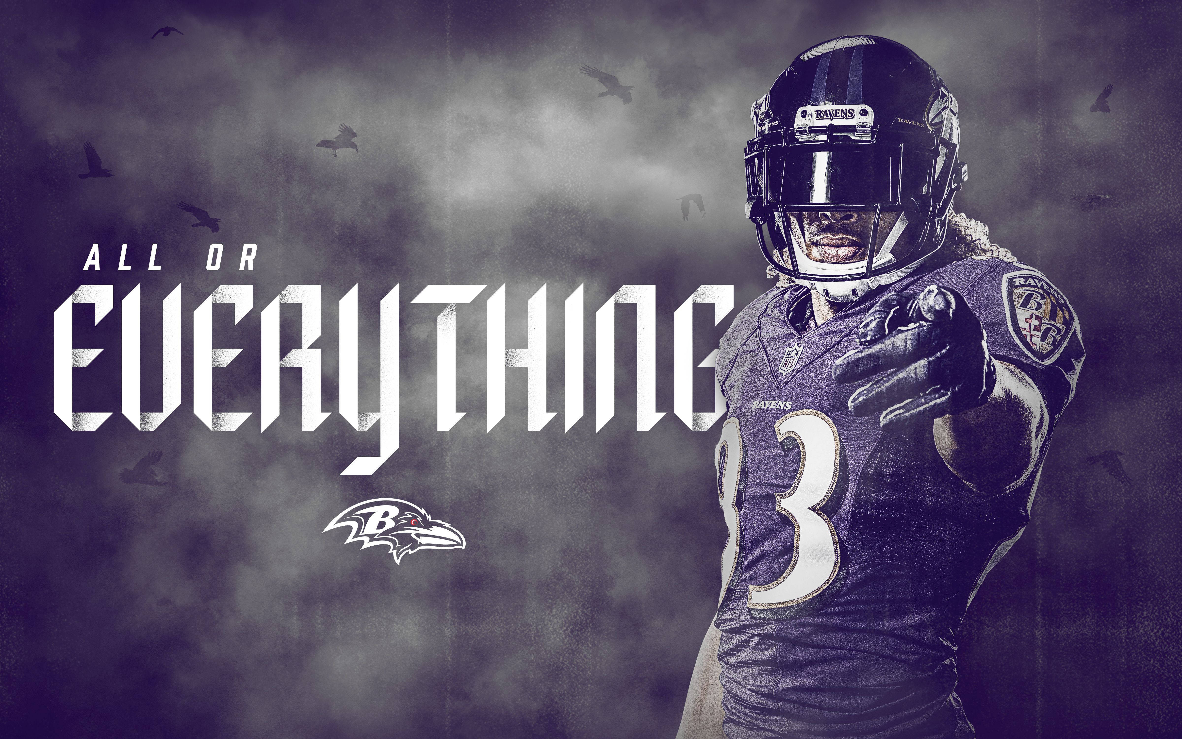 Ravens 桌布 壁紙 — 一名巴爾的摩烏鴉隊美式足球員身穿紫色裝備，在暴風雨般的灰色天空下向前指，有鳥在飛翔。