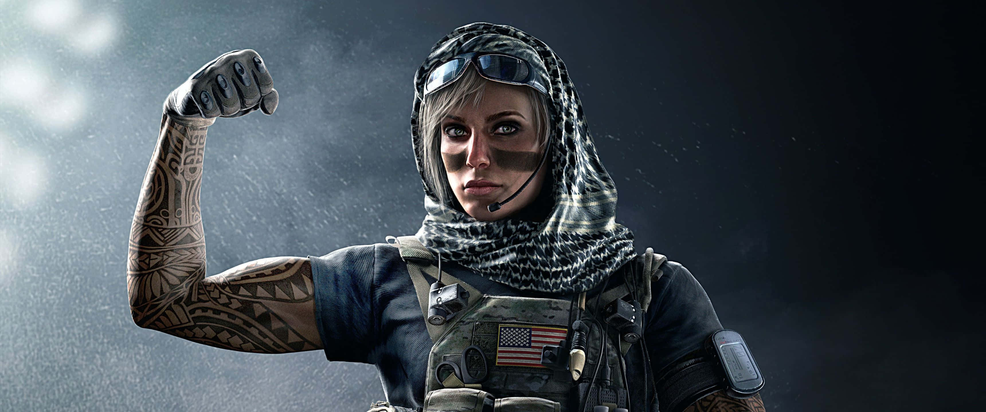 3440x1440p Rainbow Six Siege 桌布 壁紙 — 一名帶有刺青手臂的兇猛女兵在雨中穿著戰術裝備和圖案頭巾，彎曲二頭肌。